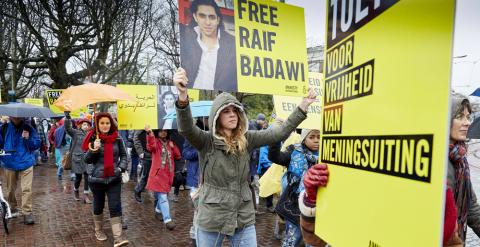 Protesta de Amnistía frente a la embajada de Arabia Saudí en La Haya por la liberación de Raif Badawi. - AFP
