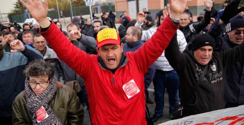 Los trabajadores de Coca-Cola en Fuenlabrada protestan contra el desmantelamiento de la fábrica. -JAIRO VARGAS