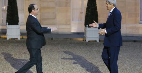 El presidente de Francia, François Hollande, y el secretario de Estado estadounidense, John Kerry, se saludan en el Palacio del Elíseo. - AFP