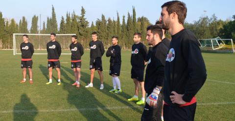 Varios de los jugadores que forman parte de las jornadas, durante el entrenamiento de este viernes.