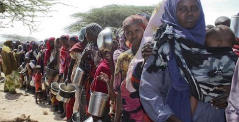 Refugiadas etíopes hacen cola para recibir comida. EFE