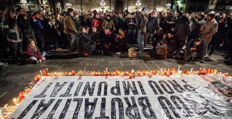 Pancarta en recuerdo de Patricia, esta madrugada en la plaza Sant Jaume de Barcelona.