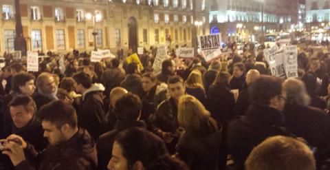 Manifestantes que acudieron a la concentración convocada por UPyD para pedir la dimisión de Rajoy.