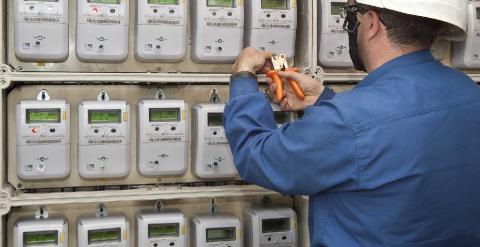 Un técnico instala los nuevos contadores de la luz digitales.