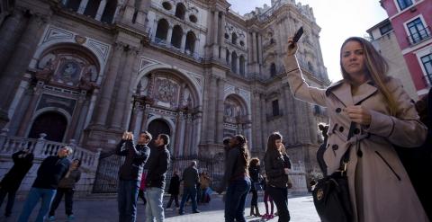 Varios turistas toman fotos de la catedral de Málaga.EFE/Jorge Zapata.