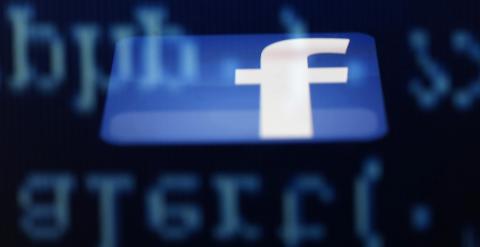 El logo de Facebook reflejado en la pantalla un IPad. REUTERS