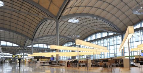 Zona de embarque de la nueva terminal del aeropuerto de Alicante. AENA