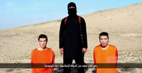 Imagen del vídeo difundido por el Estado Islámico en el que aparecen los dos rehenes japoneses