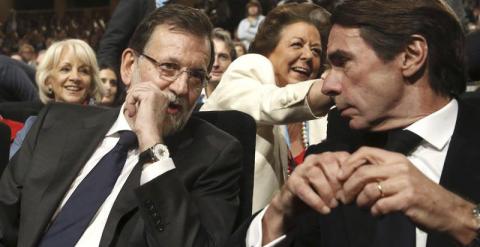 Mariano Rajoy conversa con José María Aznar durante la convención del PP. / EFE