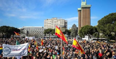 Concentración victimas del terrorismo. Bajo el lema 'No más traiciones' sobre el nombre de cada una de las víctimas asesinadas a manos de ETA, la AVT ha pretendido movilizar a la ciudadanía para clamar al Ejecutivo de Mariano Rajoy que no ha cumplido ning