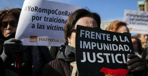 La Asociación de Víctimas del Terrorismo (AVT) ha protestado hoy, en la madrileña plaza de Colón contra el Gobierno por sus incumplimientos electorales y por una política antiterrorista con la que se está otorgando a los etarras, opinan, beneficios injust