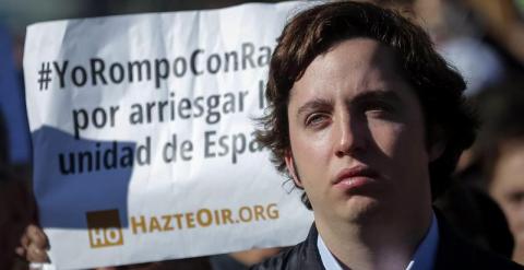 Francisco Nicolás Gómez Iglesias, el pequeño Nicolás (c), durante la concentración de la Asociación de Víctimas del Terrorismo (AVT) que ha protestado hoy, en la madrileña plaza de Colón, contra el Gobierno por sus incumplimientos electorales y por una po