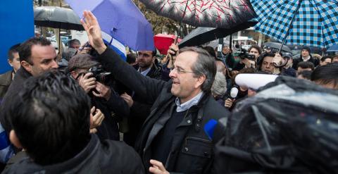 El primer ministro y líder de Nueva Democracia, Antonis Samaras, saluda a sus votantes en un acto electoral. -REUTERS / Marko Djurica