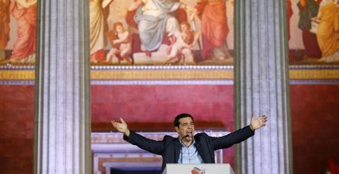 El líder de Syriza, Alexis Tsipras, saluda a sus seguidores tras confirmarse el triunfo de la formación en las elecciones parlamentarias griegas.  REUTERS/Marko Djurica