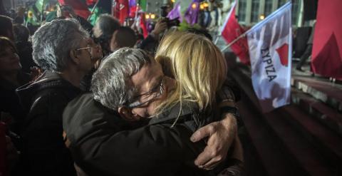 Dos personas se abrazan tras la victoria de Syriza. - CLEMENTE BERNAD