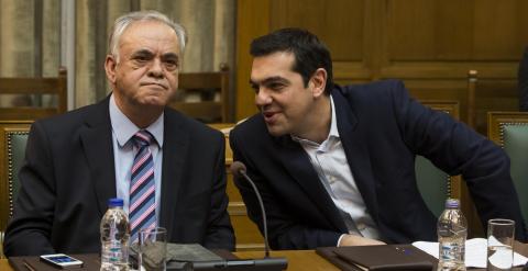 El primer ministro griego, Alexis Tsipras, conversa con el viceprimer ministro, Yannis Dragasakis, al comienzo del primer consejo de ministros del nuevo Ejecutivo heleno. REUTERS/Marko Djurica