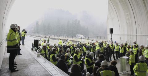 La ministra de Fomento, Ana Pastor, durante una visita que ha realizado esta mañana al comienzo de las obras de plataforma del 'vector kobate' en el nudo de Bergara de la 'Y' vasca. EFE/Juan Herrero