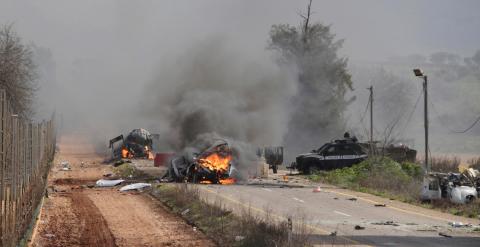 Dos vehículo arden cerca de la aldea de Ghajar, en la frontera de Israel con el Líbano, tras un ataque con misiles de Hizbulá en el que cuatro soldados israelíes resultaron heridos. -REUTERS / Maruf Khatib