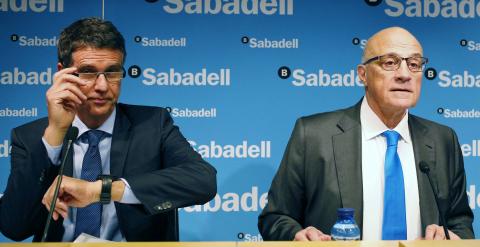 El consejero delegado del Banco Sabadell, Jaime Guardiola, y el  presidente de la entidad, Josep Oliu, durante la presentación de los resultados de la entidad en 2014. REUTERS/Gustau Nacarino