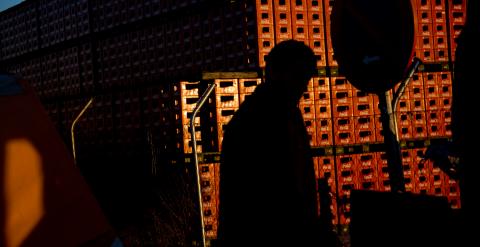 Un trabajador camina en el campamento donde llevan un año protestando a las puerta de la fábrica de Coca-Cola en Fuenlabrada contra su cierre. -JAIRO VARGAS