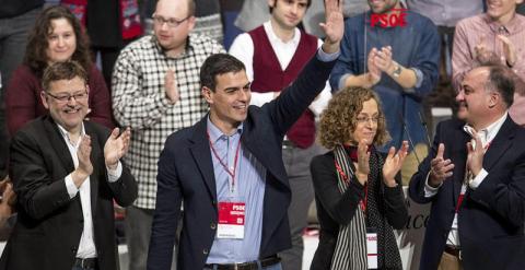 Sánchez saluda, junto a los candidatos socialistas en la elecciones autonómicas. EFE/Manuel Bruque