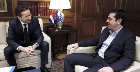 El primer ministro griego, Alexis Tsipras (dcha), mantiene una reunión con el presidente del Eurogrupo, Jeroen Dijsselbloem (izq), en Atenas (Grecia). EFE