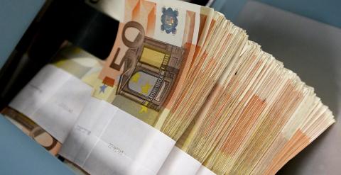 Una máquina cuenta billetes de 500 euros. REUTERS