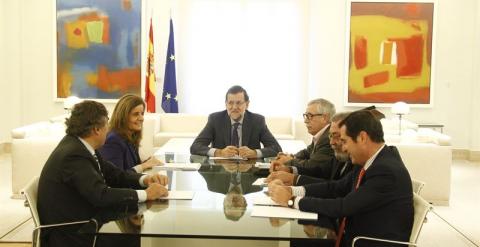 Los líderes de los sindicatos y de la patronal, junto al presidente del Gobierno Mariano Rajoy y la ministra de Empleo, Fátima Báñez. EP