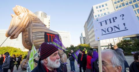 Activistas contra el tratado comercial de la UE con EEUU con el cabayo de Troya colocado frente a la sede de la Comisión Europea, en Bruselas. REUTERS/Yves Herman
