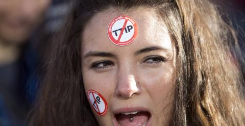 Una de las activistas contra el tratado comercial de la UE con EEUU que se han manifestado frente a la sede de la Comisión Europea, en Bruselas. REUTERS/Yves Herman