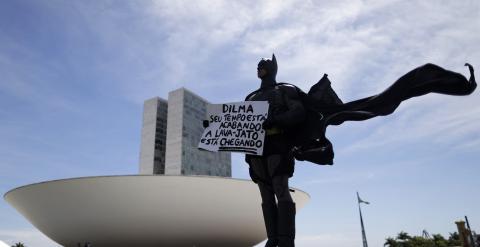 Un hombre, vestido de Batman, delante del parlamento brasileño en Brasilia, protesta contra la corrupción, a raíz del escándalo de los supuestos pagos de Petrobrás al PT. El manifestante sostiene una pancarta que dice: ' Dilma, tu tiempo se está acabando,