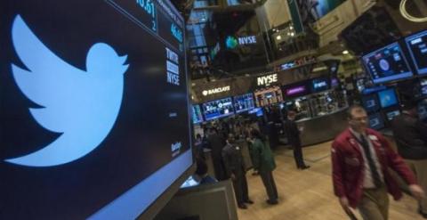 Una pantalla muestra el logo de Twitter en la bolsa de Nueva York. / REUTERS