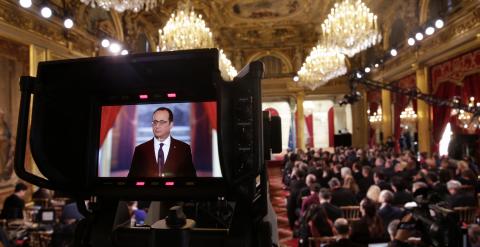 La imagen del presidente frances Francois Hollande en una camara de television durante la rueda de prensa semestral en el Palacio del Eliseo. REUTERS/Philippe Wojazer