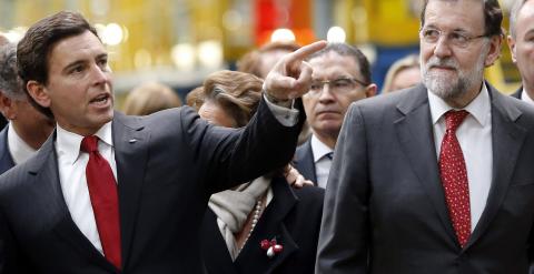 El presidente del Gobierno español Mariano Rajoy, y el presidente mundial de Ford, Mark Fields, durante la visita que han realizado  a la fábrica de Ford en Almussafes, en la Comunidad Valenciana. EFE/Kai Försterling