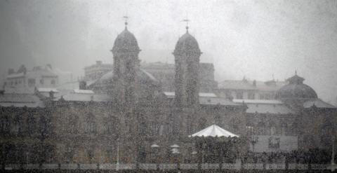 Vista del Ayuntamiento de San Sebastián bajo la intensa nieve. /EFE