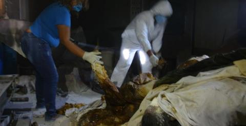 Policías ministeriales y expertos forenses recogen información hoy, viernes 6 de febrero de 2015, en el sitio donde fueron hallados un total de 61 cadáveres en un crematorio abandonado en el balneario mexicano de Acapulco, ubicado en el estado de Guerrero