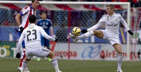 Kroos intenta controlar el balón ante varios jugadores del Atlético. /EFE