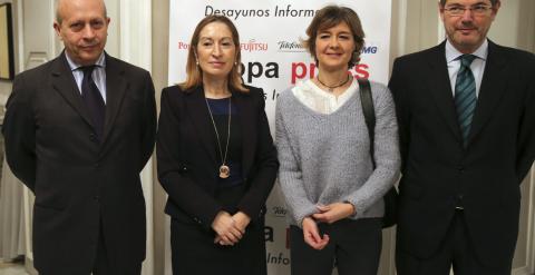 La ministra de Fomento, Ana Pastor, a su llegada al desayuno informativo, acompañada de los titulares de Educación, José Ignacio Wert, Agricultura, Isabel García Tejerina, y Justicia, Rafael Catalá. EFE/Ballesteros