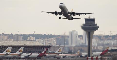 Un avión despega del aeropuerto Adolfo Suárez Madrid-Barajas, con la torre de control al fondo. REUTERS