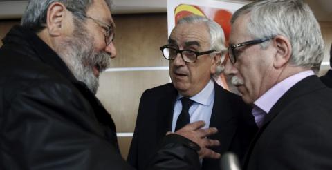 Los secretarios generales de UGT, Cándido Mendez, y CCOO, Ignacio Fernández Toxo, conversan con el presidente del Consejo Economico y Social de España, Marcos Peña, antes de la presentación del dictamen del CESE que pide una directiva marco que garantice