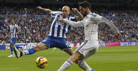El centrocampista del Real Madrid Francisco Alarcón 'Isco', ante el defensa del Deportivo de la Coruña Laure Sanabria. EFE