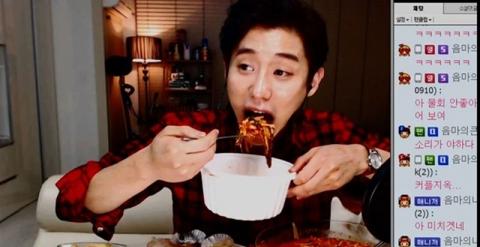 Un coreano cenando y visto a través de 'streaming'.
