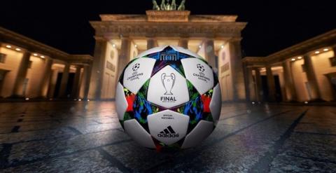 Con este balón, con la Puerta de Brandenburgo, se disputará la final. /UEFA