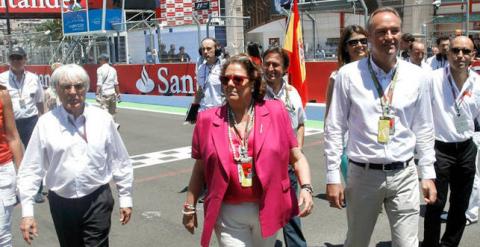 Rita Barberá y Alberto Fabra junto a Ecclestone en el circuito urbano de Valencia.