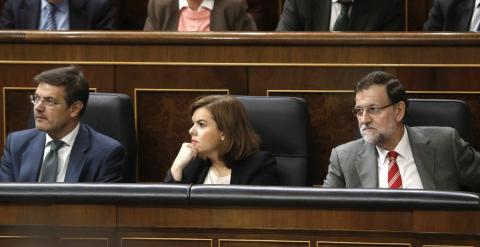 El presidente del Gobierno, Mariano Rajoy (d), la vicepresidenta, Soraya Sáenz de Santamaría, y el ministro de Justicia, Rafael Catalá (i), durante la sesión de control al Ejecutivo hoy en el pleno del Congreso. EFE/Paco Campos