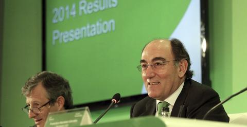 El presidente de Iberdrola, Ignacio Sánchez Galán, y el director Financiero y de Recursos, José Sáinz, durante la conferencia con analistas en Londres para presentar los resultados del 2014. EFE