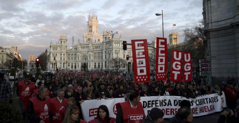 Un momento de la manifestación en defensa de las libertades y del derecho de huelga llevada a cabo hoy en Madrid. EFE