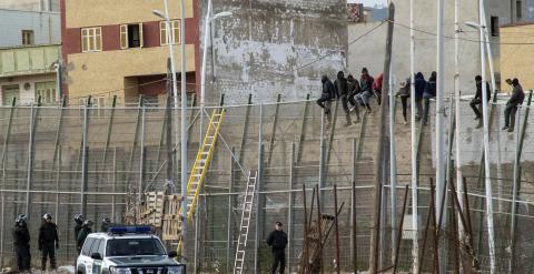 Más de 20 inmigrantes continúan subidos en la valla de Melilla./ REUTERS