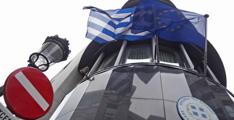 Las banderas de Grecia y de la Unión Europea en la Embajada helena en Bruselas. REUTERS/Yves Herman