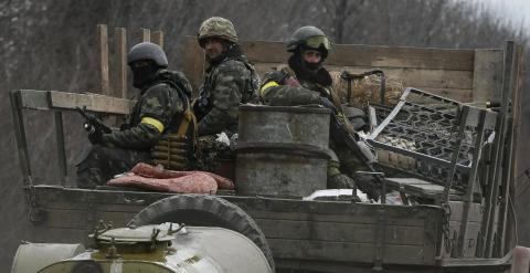 Un tanque blindado de las fuerzas armadas ucranianas es visto cerca de Debálstevo, en el este de Ucrania./ REUTERS